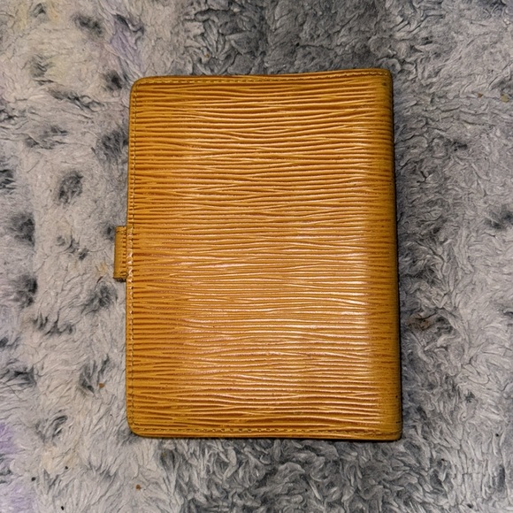 Men’s or Women’s Louis Vuitton Epi Passport Holder in Excellent condition! - Picture 2 of 12